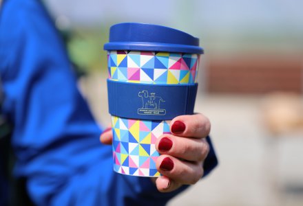 Cestovní hrnek na teplé nápoje